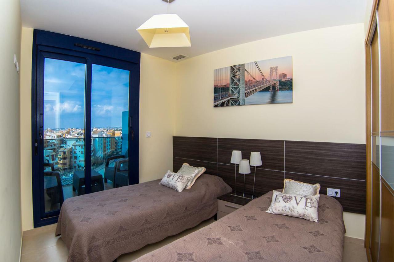 Apartamento Sea Senses Victoria Frente Al Mar Torrevieja Kültér fotó